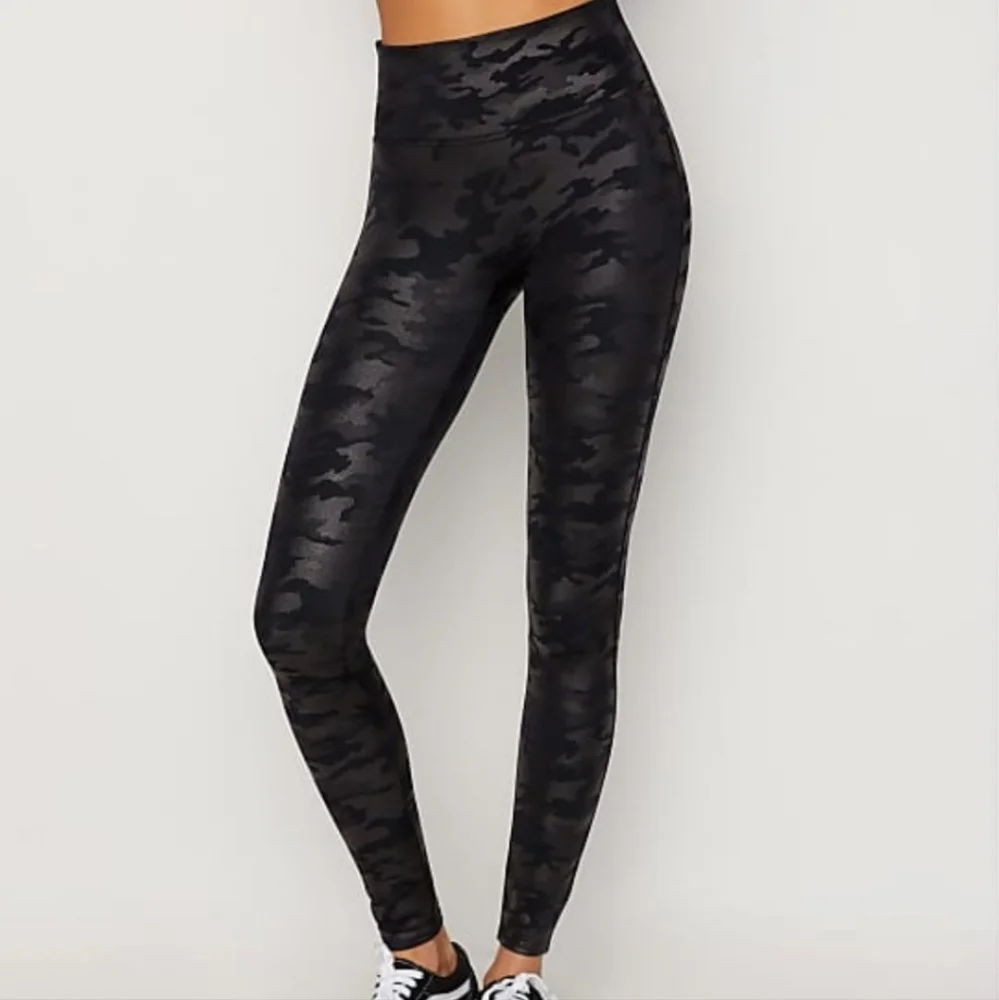 SPANX Faux Leather Camo Leggings Size Medium Petite - Picture 1 of 12